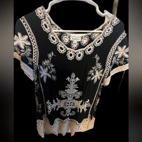 Sapphire Tops - SAPPHIRE Black Top with Cream Embroidery Size Medium